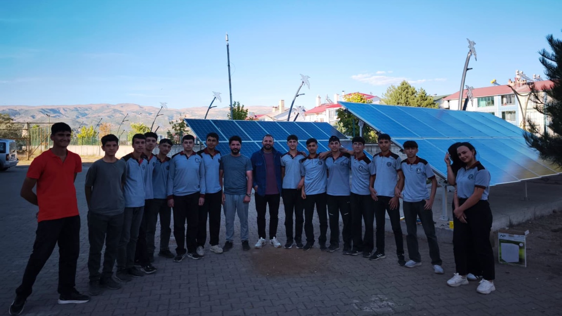 Okulumuzda Güneş Enerji Santrali Kuruldu: Öğrencilerimize Uygulama Alanı Açıldı